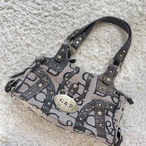 Handväska  - Världens snyggaste handväska från G&D i bra skick, den enda defekten är att dragkedjan bak inte funkar, inget som syns och man behöver inte fickan där bak då väskan har mycket fack på insidan. Vill du köpa trycker du på köp nu. Jag postar inom 24h