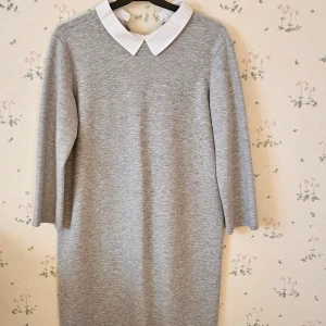 Mysig klänning  - Mysig klänning köpt på loppis. Varm. Perfekt på kväll. Kanske inte den varmaste sommaren. Zara. St 38. Knapp på baksidan. Gosig. Mjuk. Snygg med vita strumpbyxor. S till medium. Ej frakt. Möts i gbg. 