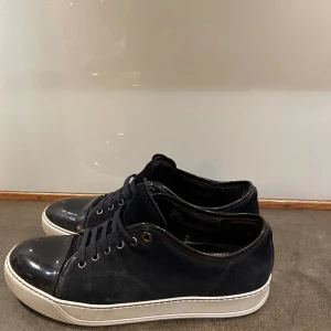 Lanvin  - Hej, säljer dessa snygga Lanvin skor i mycket gott skick. Storlek 43 (uk9) Dustbag tillkommer.  Vid köp har man 50% chans utav 100 att vinna ett par nästintill nya Valentino Flycrews! 