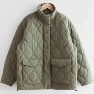 Jacka - Jacka från &other stories som inte längre finns kvar på hemsidan. Köpt för ett tag sen och använt ett par gånger. Jackan är i gott skick. Nypris 1300kr.