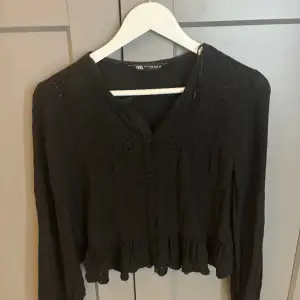 En svart blus från Zara, Aldrig använd, Storlek M och köpte för 449 men säljer för 299