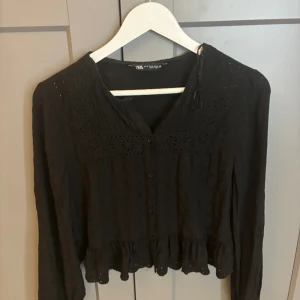 Svart Blus  - En svart blus från Zara, Aldrig använd, Storlek M och köpte för 449 men säljer för 299