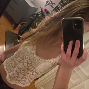 spetslinne - Säljer detta vita spetslinnet från hm i storlek S, väldigt bra skick och har aldrig använts. Skriv till mig om ni är intresserade