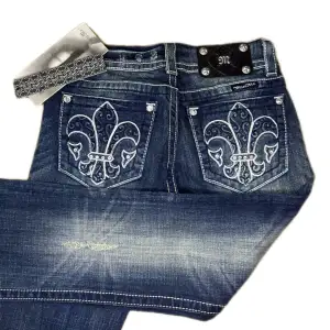 Miss Me jeans i modellen ”JP5157B/boot” midjemåttet rakt över är 36,5cm. Ytterbenet 105cm och innerbenet 86cm. Jeansen är som nya med taggarna kvar på. Kontakta vid intresse!