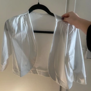 Vit bolero - Supersnygg vit bolero perfekt nu till sommaren/våren! Står inget märke i den då den är köpt second hand!🥰