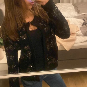 Glittrig kofta - Säljer denna skit snygga glittriga koftan använt 1 gång jötte bra skick pris kan diskuteras!