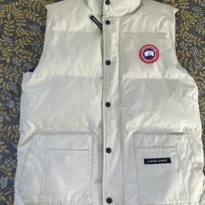 Canda goose - Canasta goose väst. Skick 8/10 storlek L. Perfekt nu till våren 
