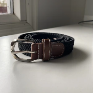 Flätat bälte  - Detta bälte är 100 cm långt 2 cm brett det är bra skick.  