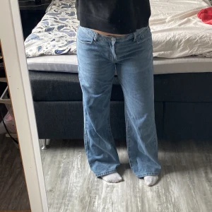 Jeans - Säljer dessa low waist blå jeansen som aldrig använts. De är lite mer baggy i modellen!🩷