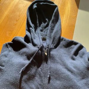Mörkblå Kashmir hoodie  - Tjena säljer ni min snygga Kashmir hoodie som är i färgen blå. Hoodien är i skick 9/10 och har inget tecken på användning! Storleken är M men passar L med. Skriv för fler bilder eller frågor!