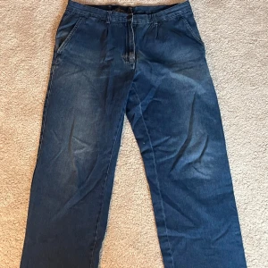 Jeans - Blåa jeans, skriv för mått, köpta på humana second hand i Stockholm, sitter lite baggy, pris kan disskuteras 
