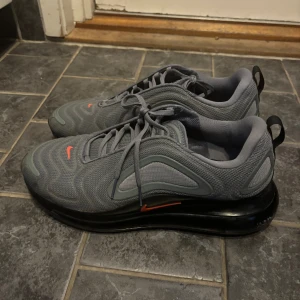 Air max 720 - Bra skick, små skav märken på insida sula. Köpta på Nike store