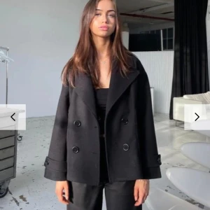 Design by sk kappa - Säljer min älskade kappa! Den är använd en vår och säljer pga jag vill ha något nytt, den har blivit lite nopprig (kontakta för bilder) därav priset, annars inga synliga defekter. Säljer för 350kr+ frakt