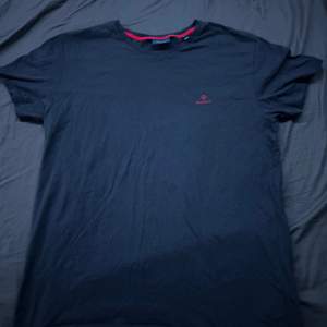 Gant T-shirt, fint skick, inte använd på länge så tvättar innan den skickas såklart, pris kan diskuteras🙌💸