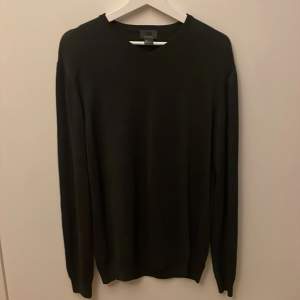 En mörkgrå merinoulls sweatshirt från HM i storlek L med V-ringad krage, inga defekter finns! Den är i väldigt bra skick!
