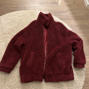 Vinröd teddyjacka  - Så mysig och cool inför våren🔥