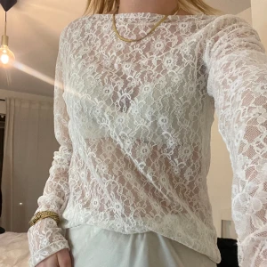 Vit spetstopp - Vit spetströja från H&M, i storlek L 😊 Jag har i vanliga fall XS/S, men tycker den sitter löst och snyggt. Nypris ca 179kr