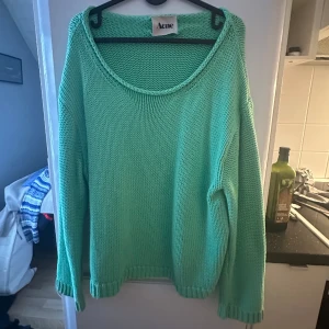 Stickad tröja  - En perfekt stickad tröja till våren/sommaren. Den är från acne och är knappt använd i storlek S. 