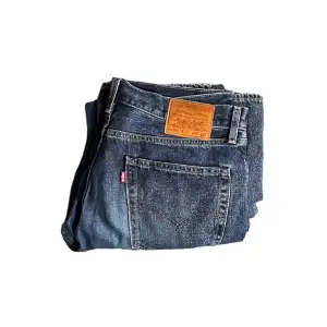 Säljer ett par Levis jeans 👖- storlek 34/32 - baggy fit - riktigt trevlig tvätt och bra kvalle 👌- såklart går priset att diskutera💶