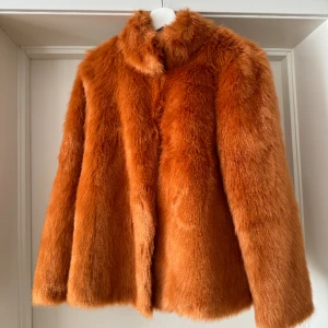 Pälsjacka  - Orange pälsjacka, inpincip oanvänd. Storlek M 
