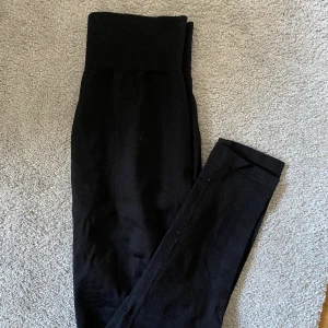 Träningstights från ICANIWILL  - Svarta träningstights från ICANIWILL i seamless stil. Lite hårdare kant uppemot magen men i övrigt väldigt mjuka och sköna tights 