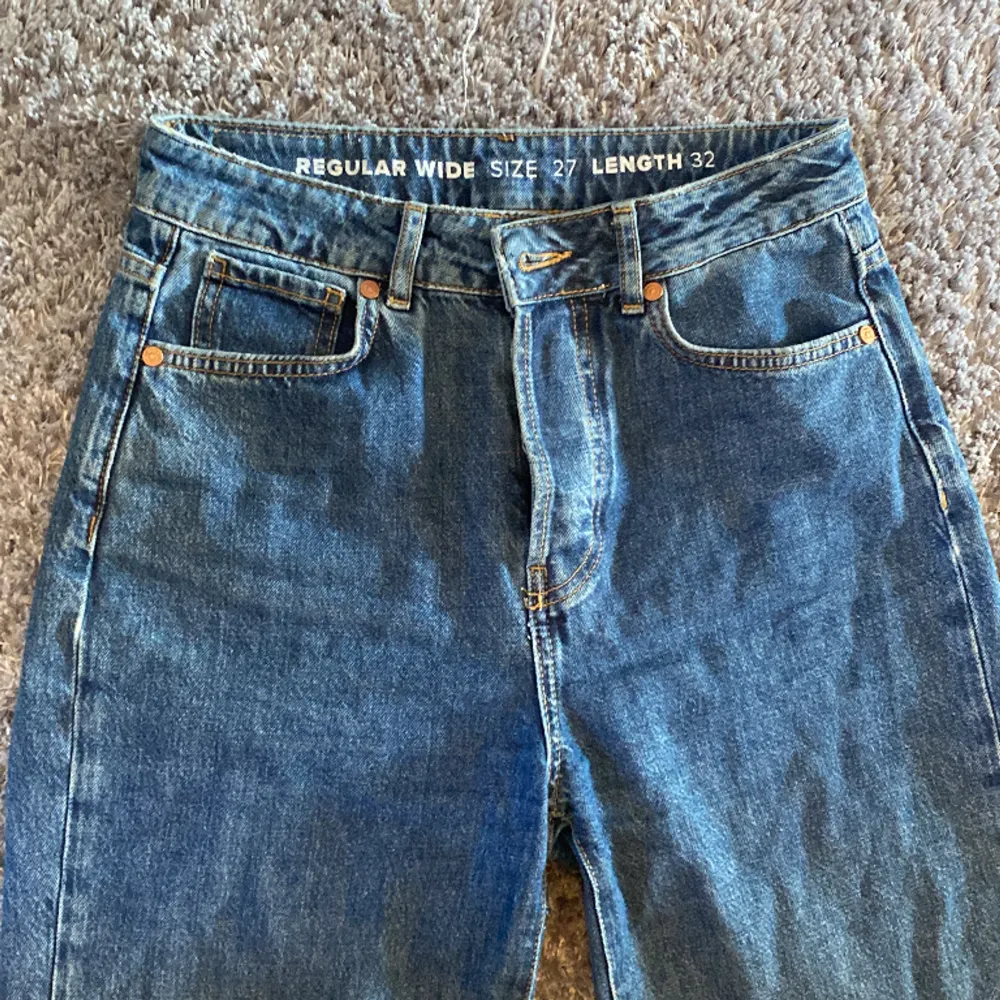 Säljer dessa snygga jeans från bik bok då de inte längre kommer till användning, de är i fint skick. De är i storlek 27 i midja och 32 i längd jag är 174 lång. Hör av dig vid fler frågor😊. Jeans & Byxor.