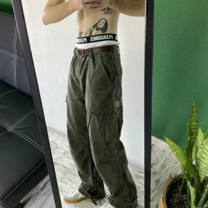 Vintage Carhartt Baggy Cargo Pants - Vintage cargo carharrt byxor med en sliten men häftig look. Byxorna är ovanliga och passar till oversized look