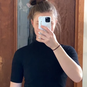 Svart body - Svart body Storlek xs  Hög i halsen 