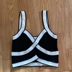 Topp - En svart vit topp, köpt på cider! Stretchig 