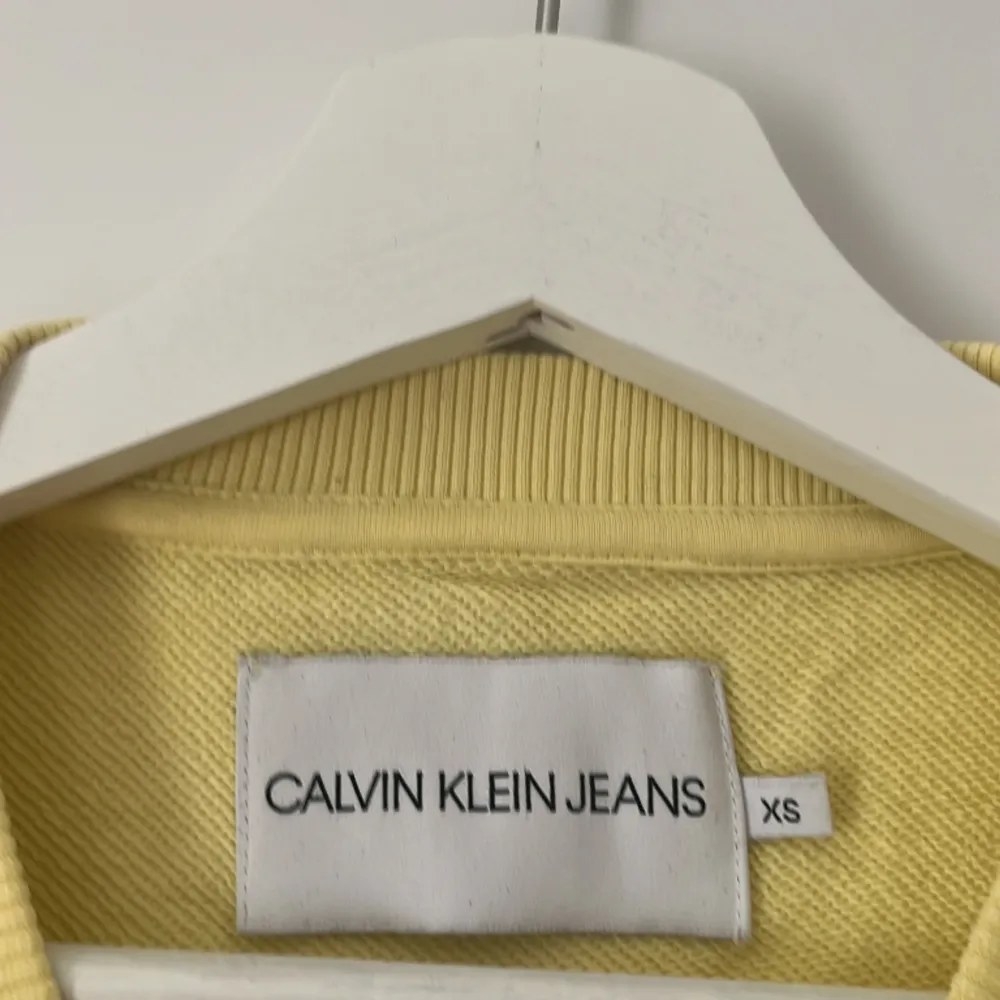 Gul sweatshirt från Calvin Klein, mycket bra skick, sparsamt använd. Hoodies.