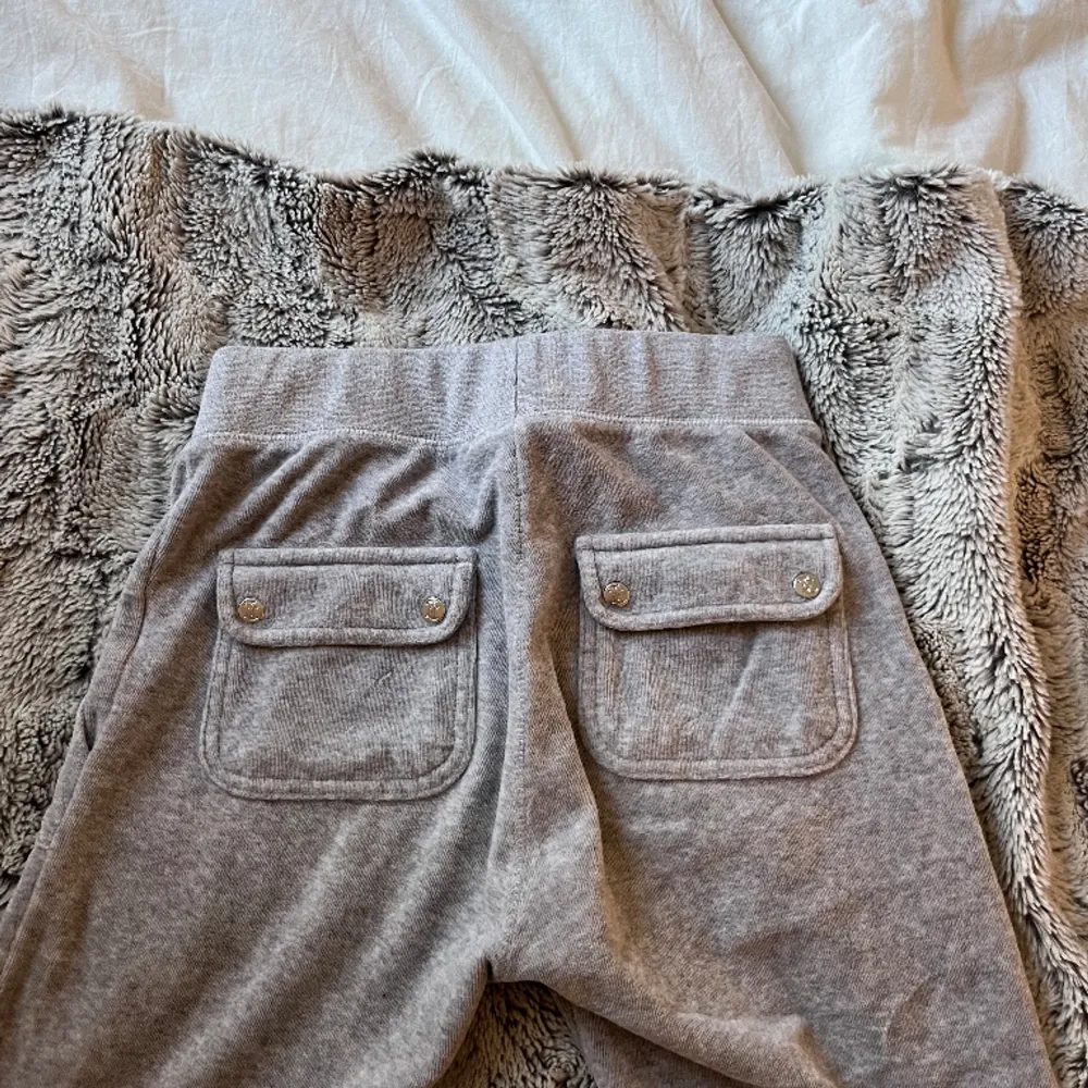 Ett par fina gråa juicy couture byxor som tyvärr inte kommer till användning längre. Dem är använda ett par gånger men är i väldigt fint skick💕🙌. Jeans & Byxor.