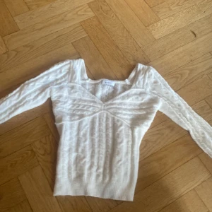 Vit stickad tröja  - Fin stickad tröja. Har används en gång. I bra skick. Skriv om ni har några frågor 