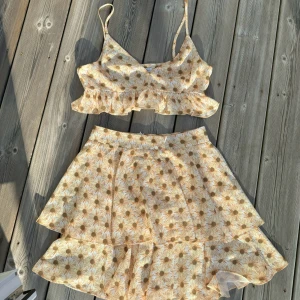 Tvådelad set🌼 - Tvådelad somrig det från NAKD. Aldrig använd. I storlek 34, finns dragkedja på båda delarna, i priset ingår båda delar. (Köparen står för frakt🌼)