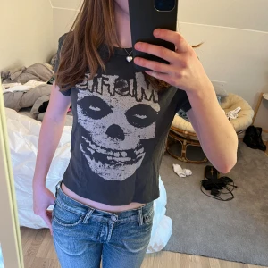 Misfits top h&m - En misfits top från h&m i storlek S.  Har använts några gånger och är i bra skick 🌷🩷