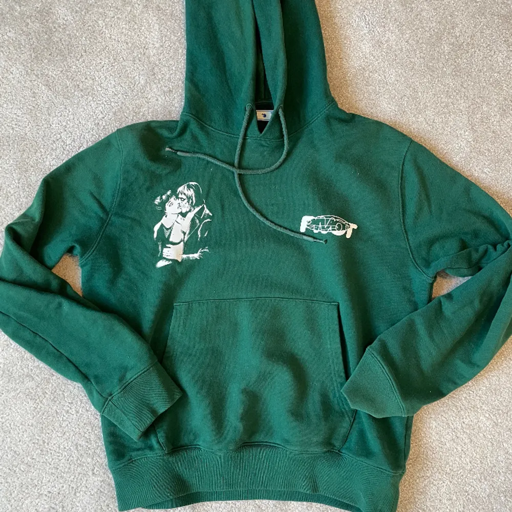 Superbra skick, inga fläckar! Hör av er vid fler frågor!. Hoodies.