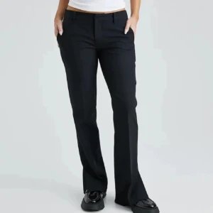 Lågmidjade kostymbyxor - Lågmidjade kostymbyxor från bikbok. Sitter superfint och jättesköna! Använda fåtal gånger. Priset kan diskuteras❤️