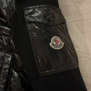 Moncler jacka - Säljer min jätte fina moncler cardigan då den inte har kommit till nån användnig jag kan även byta mot någon annan, aldrig använd och är i super bra skick, dustbag medföljer tyvär inte😊(pris kan diskuteras)