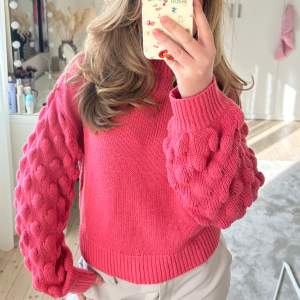 Supersöt rosa stickad tröja ifrån hm💕💕med fina detaljer på ärmarna. använd vid ett fåtal tillfällen, väldigt fint skick!!