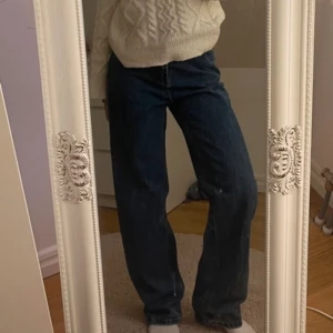 Baggy jeans - Coola mörkblåa baggy jeans! Köpa second hand men aldrig använd dom då jag föredrar andra jeans jag har så någon annan får säkert bättr nytta av dom🫶🏼  Vet inte vad storleken är på dom men för referens så är jag 165cm lång och brukar ha storlek 36🌟