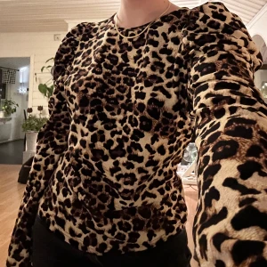 Leopard blus - Långärmad blus/tröja med puffärm i leopardmönster. Storlek XL men passar mindre (jag på bilden när vanligtvis XS)💕💕