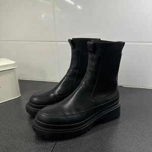Arket-Boots Leather  - Kängor ifrån Arket i läder, storlek 39.  Mycket sparsamt använda. Inköpta nu i vinter. 