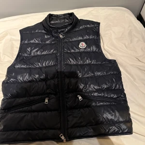 Moncler gui väst size 2 - Conditon: 9/10 inga fläckar inga hål jätte fint skick Äkta så klart ✅  Skriv för mer frågor/ bilder Og ingår ✅ Storlek size 2