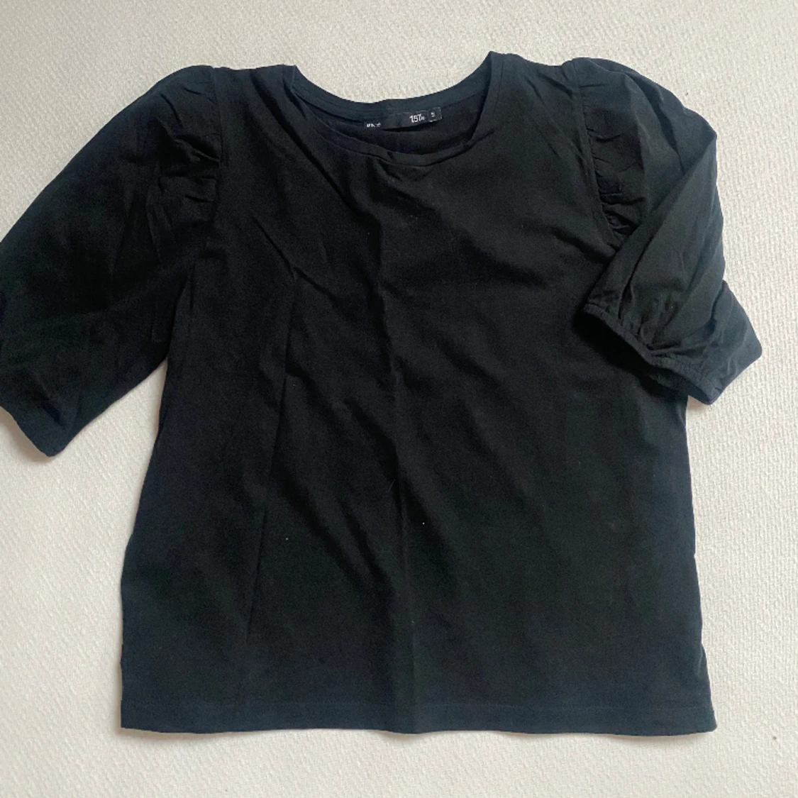 Svart t-shirt med volang 