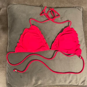 Bikini - Bikiniset från Nelly, delarna går att köpas separat. Aldrig använda pga fel storlek. Underdel XS & överdel S. Skriv för fler bilder:)