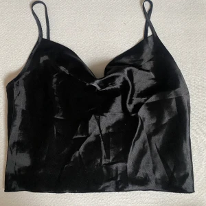 Satin topp - Snygg och festlig satin topp 😍