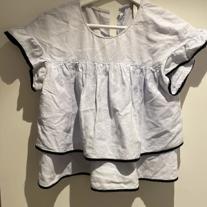 Volang zara topp - Jättefin ljusblå volang topp från zara som är köpt för flera årsen😍säljer denna på grund av att den är för liten för mig:(  Jättefin att ha nu till våren eller sommaren💖