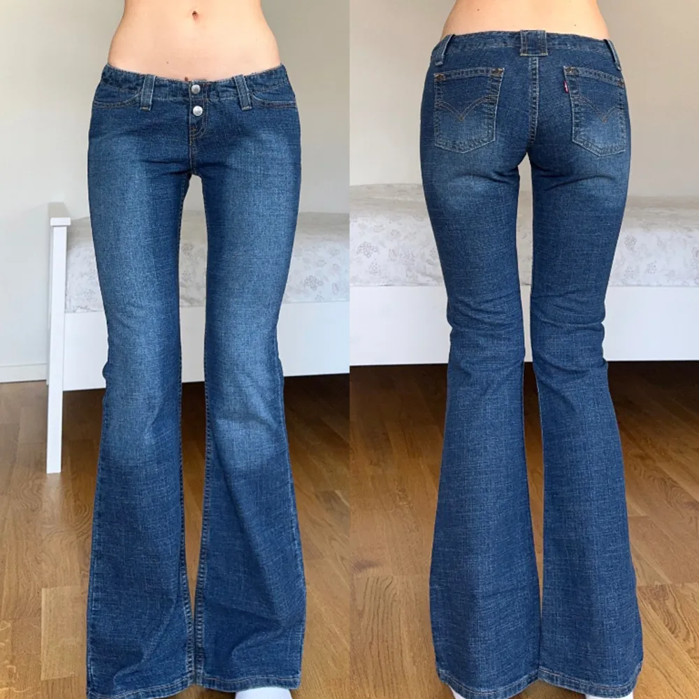 midja: 76 innerben: 80 🤍 lågmidjade bootcut jeans, vintage från Levis 🤍 jag är 171cm & stl S/36/28 för referens 🤍 läs POLICY & FRAKT (i gillade inlägg) innan du skriver 🤍 använd gärna ”köp nu” 🤍 . Jeans & Byxor.