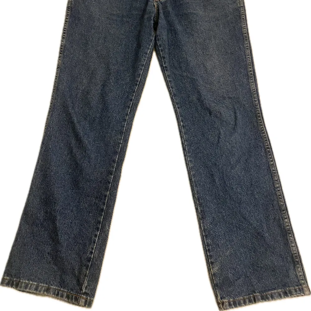 Säkjer dessa snygga wrangler jeansen då dom är för stora för mig 💙 lite slitna nere vid hälarna men annars bra skick. Skulle säga att dom är ca strlk 46. Jeans & Byxor.