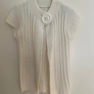 Söt kortärmad kofta! - Söt köpt secondhand, står inget märke eller storlek men uppskattar den till S! Perfekt till våren😍💐