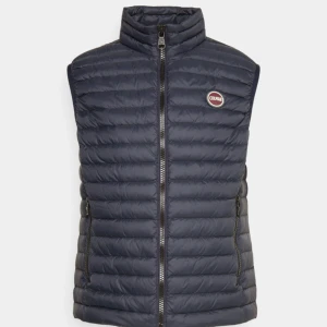 Colmar väst - Mörkblå Colmar väst i storlek 52/L. Den är i väldigt bra skick då den bara används i någon månad förra hösten. Tveka inte på att skriva om du har någon fråga eller vill ha egna bilder.